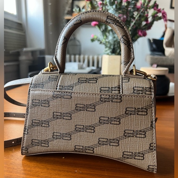 BALENCIAGA
Coated Canvas BB Monogram Small
Hourglass Top Handle Bag Beige
Brown - Picture 5 of 6